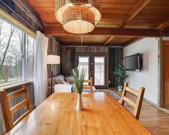Cozy and Modern Poconos Cabin close to Skytop and Lake Wallenpaupack! - Greentown - Dining room