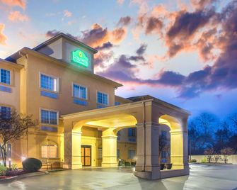 La Quinta Inn & Suites by Wyndham Fort Smith - פורט סמית' - בניין