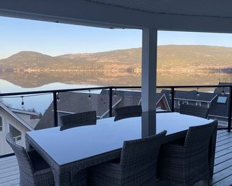 Luxury Okanagan Lake View Cottage in La Casa (LaCasa) Resort, Kelowna! - Fintry - Balcony