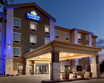 Days Inn & Suites by Wyndham San Antonio near Frost Bank Center - San Antonio - Bangunan