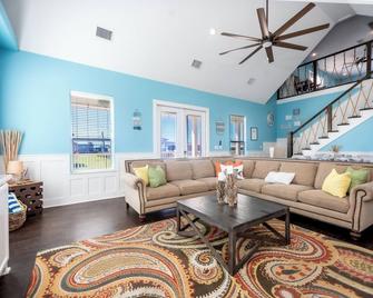 Steps to the Beach - BBQ + Backyard - Lake Jackson - Living room