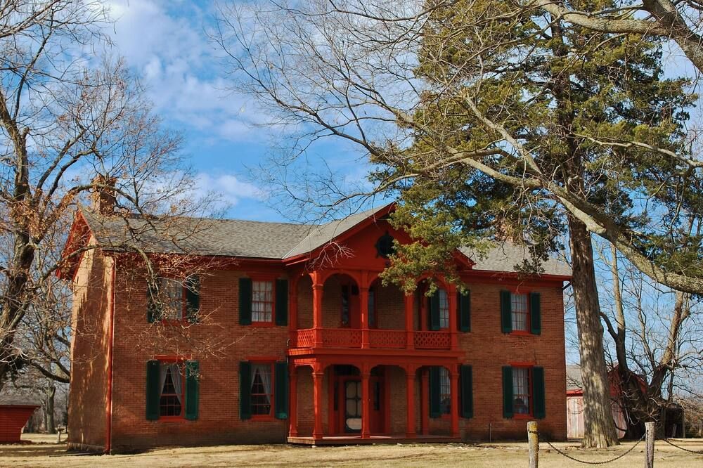 Comfort and Convenience in Knights Inn Harrisonville! Free Parking, Pets Allowed - Harrisonville - Gebäude