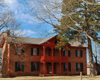 Comfort and Convenience in Knights Inn Harrisonville! Free Parking, Pets Allowed - Harrisonville - Gebäude