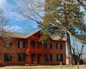 Comfort and Convenience in Knights Inn Harrisonville! Free Parking, Pets Allowed - Harrisonville - Gebäude