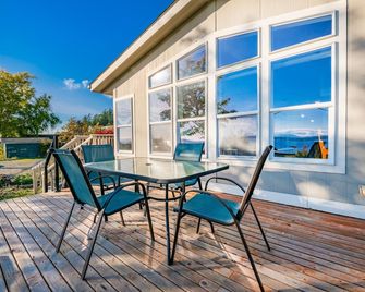 Water front, private beach, King bed, Jacuzzi tub in master bedroom BBH8242 - Blaine - Terasa