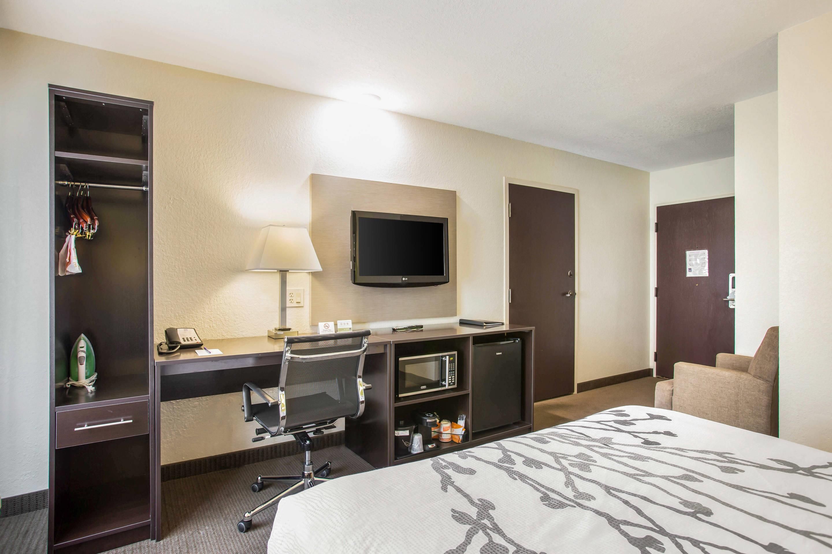 Quality Inn Kansas City International Airport - Kansas City - Bedroom