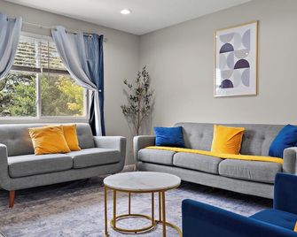 Hot Tub Theatre Sauna Arcade Games Gym Sleeps10 - Minneapolis - Sala