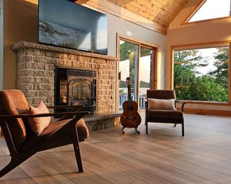 Casolena Lakehouse: Cottage with Panoramic Lake View for a Peaceful Retreat - Tobermory - Living room
