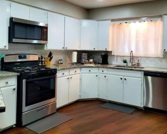 Lake Conroe Dome Home - 1.5 miles to Lake Conroe. Pet Friendly. - Conroe - Кухня