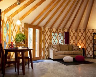 Yurt Glamping on the Quiet-side of Acadia National Park! - Southwest Harbor - Huiskamer