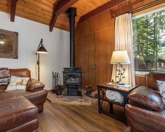 Elk Country Cabin | Wood Stove, Bbq, Ev Charger - Packwood - Wohnzimmer