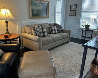 The Historic Crutchfield Upstairs Apartment - Whiteville - Living room