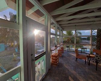 Bamboleo Inn - Belize City - Balcony