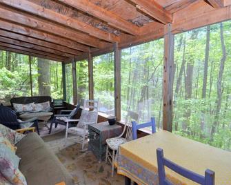Cabin at Sleepy Creek - Berkeley Springs - Living room