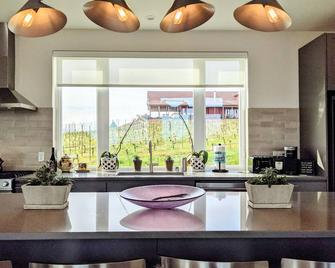 Vineyard Stay At Bryn Mawr The Right Amount Of Everything - Salem - Kitchen