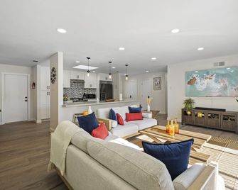 The Beachsides Bliss, Bbq, Arcade, Game Room, Fire Pit Patio, 5 Miles To Beaches - Ventura - Living room