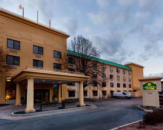 La Quinta Inn & Suites by Wyndham Milwaukee Bayshore Area - Glendale - Building