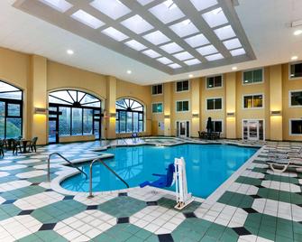 La Quinta Inn & Suites by Wyndham Milwaukee Bayshore Area - Glendale - Piscina