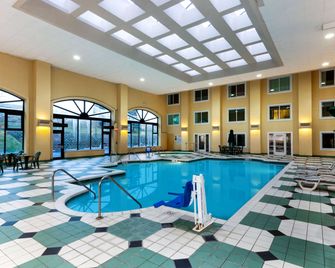 La Quinta Inn & Suites by Wyndham Milwaukee Bayshore Area - Glendale - Bazén