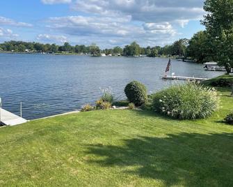 Craig Lake Cottage - Lakefront, with pontoon rental available, on 7 lake chain. - Coldwater - Outdoors view