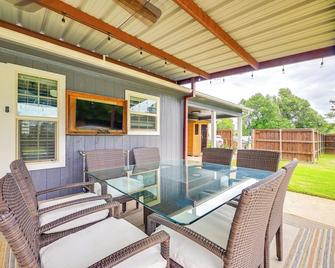 Fire Pit and Sauna Spacious Lake Texoma Retreat! - Denison - Patio