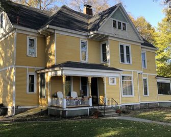 Historic Home With Modern Amenities - Great for Families with room for up to 18! - Clear Lake - Budova