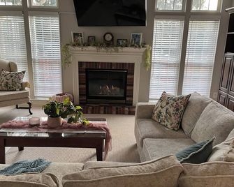 4-themed bedroom home in charming Haymarket with sauna & cinema theater room - Haymarket - Living room