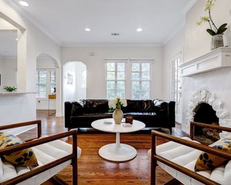 San Antonio Historic cottage 10 minutes from downtown & Airport - San Antonio - Sala de estar