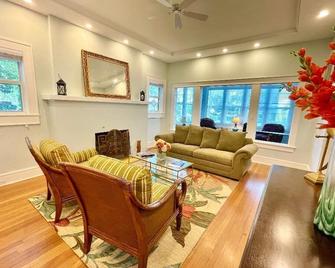 Spacious beautiful historic home, walk/bike to downtown, Palm Beach - West Palm Beach - Living room