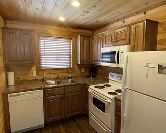 Pine Perfect Cabin on the edge of town only 1/2 mile from Current River! - Van Buren - Kitchen