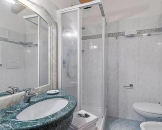 Family Hotel La Perla - Transacqua - Badkamer