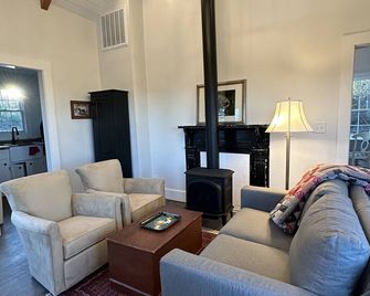 Pet-Friendly Romantic Cottage on Working Farm - Scottsville - Living room