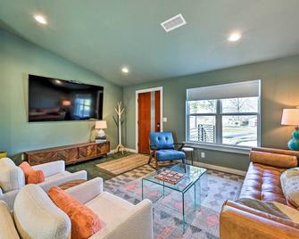 Modern Bentonville Home Mountain Bikers Paradise - Bentonville - Living room