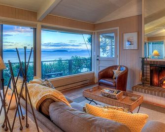 Waterfront Cottage Rental with Spectacular Sunset Views on Orcas Island, Washington - Deer Harbor - Living room