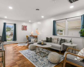 Free-standing Beauty w Covered Parking and Yard - Metairie - Living room