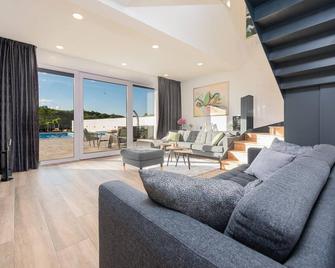 Pet Friendly Home In Kaniza Gospicka - Gospić - Living room