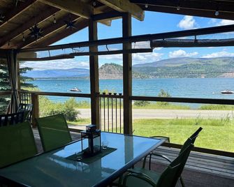 West facing Waterfront Cottage w/private beach & buoy & dock access - Blind Bay - Balcony