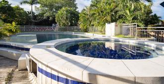 阿炎達內瓦海藍飯店 - 內瓦 - 游泳池