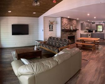 Great couples & family retreat! - Minocqua - Living room
