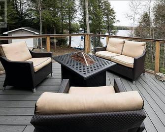 Private Lakefront Cottage on Deer Lake - Sundridge - Balcón