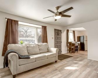Covered Patio, Gas Grill and Yard Sheridan Home! - Sheridan - Living room