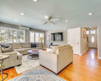 1 Mi to Okemo Mtn Resort Ludlow Home with Hot Tub - Ludlow - Huiskamer