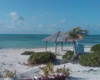 Private Beach House on Casuarina Bonefish Beach with Motorboat for Rent - Marsh Harbour - Strand