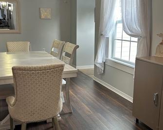 Brown Bunny Bnb — Peaceful Retreat In Palmetto Fl Outdoors Wifi Ac - Palmetto - Comedor