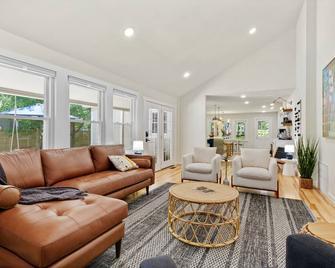 The Emerald Bungalow On Central Ave Best Location - Bentonville - Kitchen