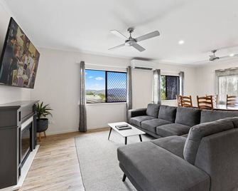 Highview Atherton - Atherton - Living room