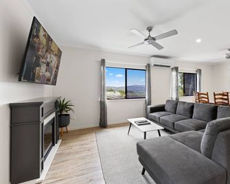 Highview Atherton - Atherton - Living room