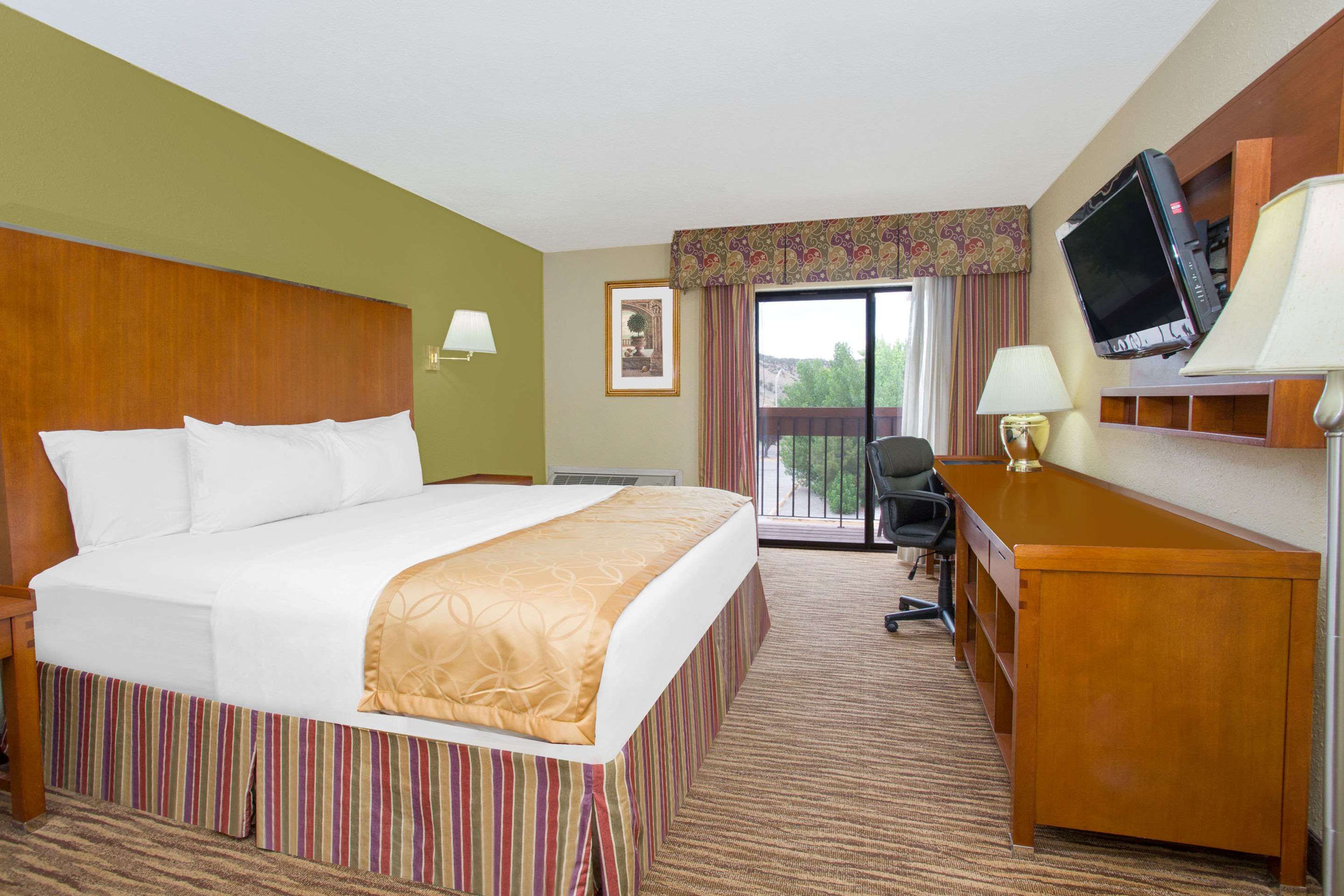 Days Inn & Suites by Wyndham Red Rock-Gallup - גאלופ - חדר שינה