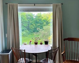 Country escape in a 1770 Farmhouse, 14 mins from downtown Princeton. - Princeton - Dining room
