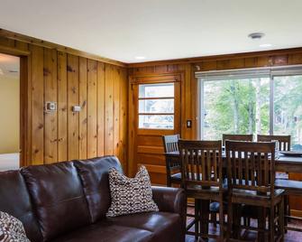 Wooded Lakeside Cottage ,Fishing, Snowmobiling, Hunting, Boats, Hot Tub - Gwinn - Dining room